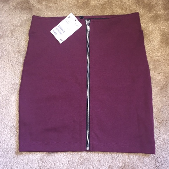 BRAND NEW SZ 2 HM SKIRT