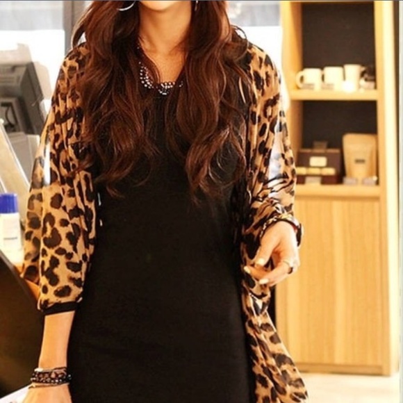 Leopard Print, Long-sleeved, Bat-winged Topper - Picture 3 of 4