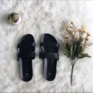 GAP black sandals