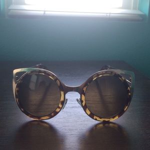 Circle Lense Sunglasses with Wings