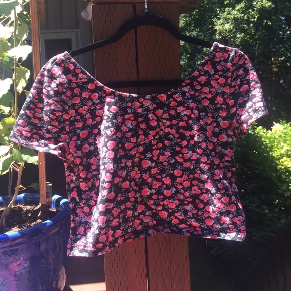 Black floral crop top