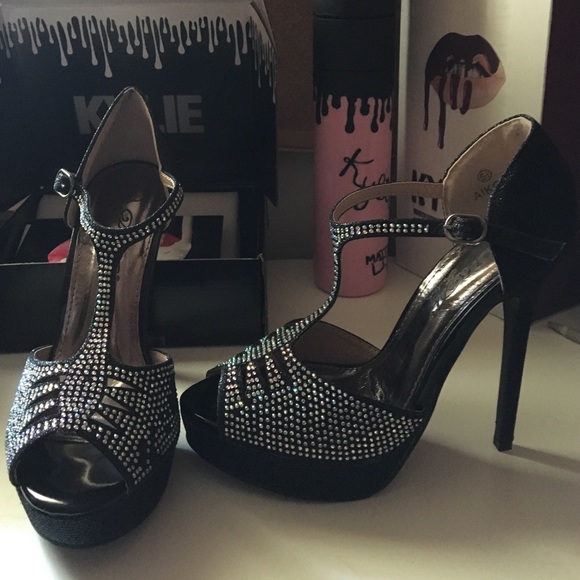 BLACK SPARKLY STILLETOS