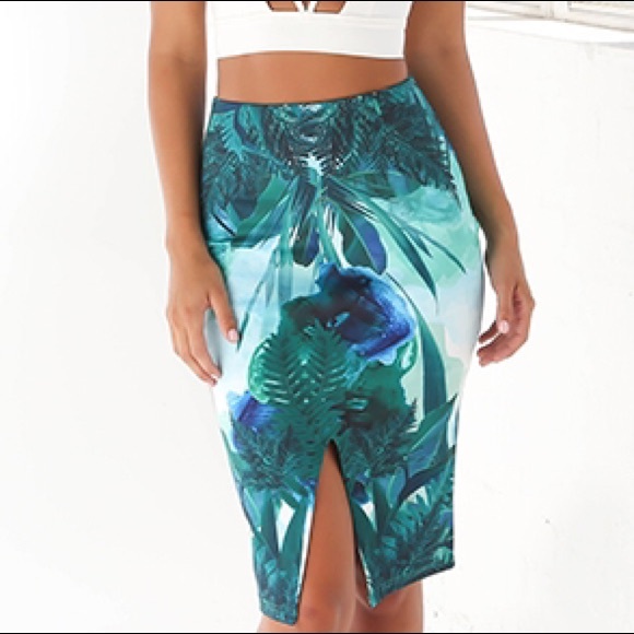 Midi skirt with a tropical like pattern