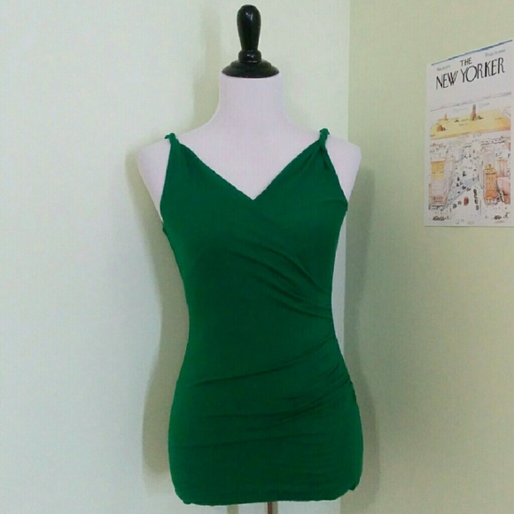 Green twisted straps crossover neck
