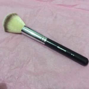 Morphe S19 brush firm unless bundled