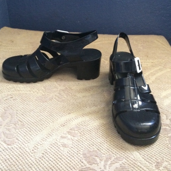 Black heel jellies w.white buckles