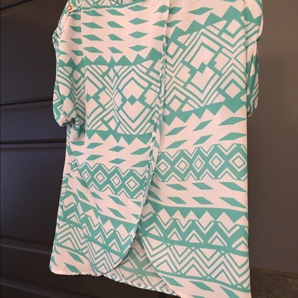 Slit back Aztec design top - Picture 3 of 4