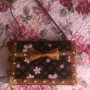 Adorable studded floral wannabe handbag! Cute! 🎀