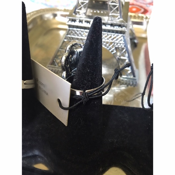 Beautiful Black and Silver Ring - Picture 2 of 2