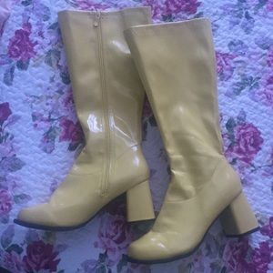 Sassy Ellie Go Go Boots in Daffodil Yellow Sz 10