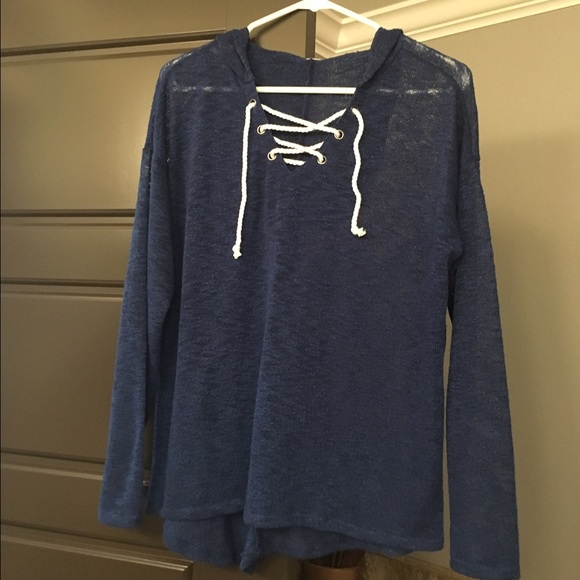 Hooded navy lightweight blouse with white rope