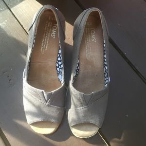 Tom's taupe peep toe wedges
