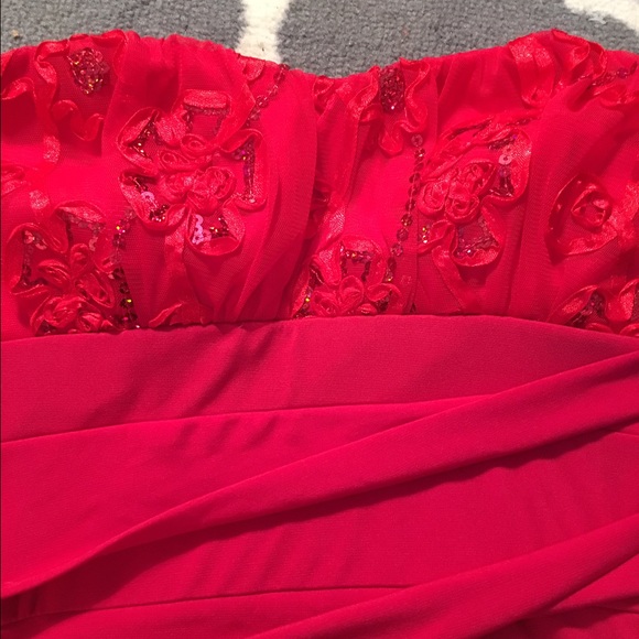 Beautiful strapless red dress - Picture 2 of 3