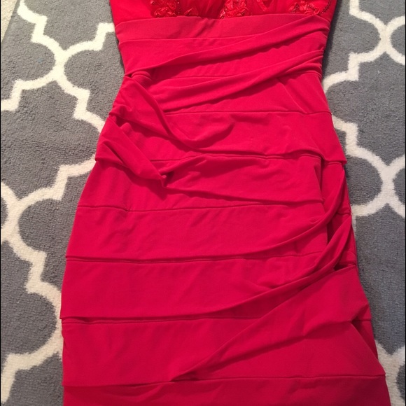 Beautiful strapless red dress - Picture 3 of 3