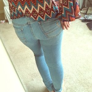 AMERICAN EAGLE OUTFITTERS light wash skinny jeans!
