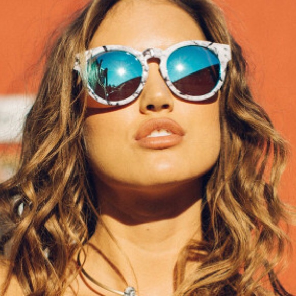 🆕Quay High Emotion white marble sunglasses - Picture 2 of 4