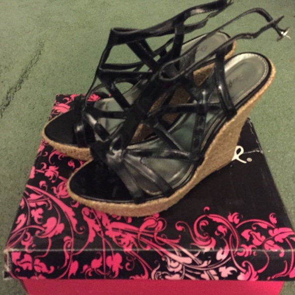 Black sandal wedges.