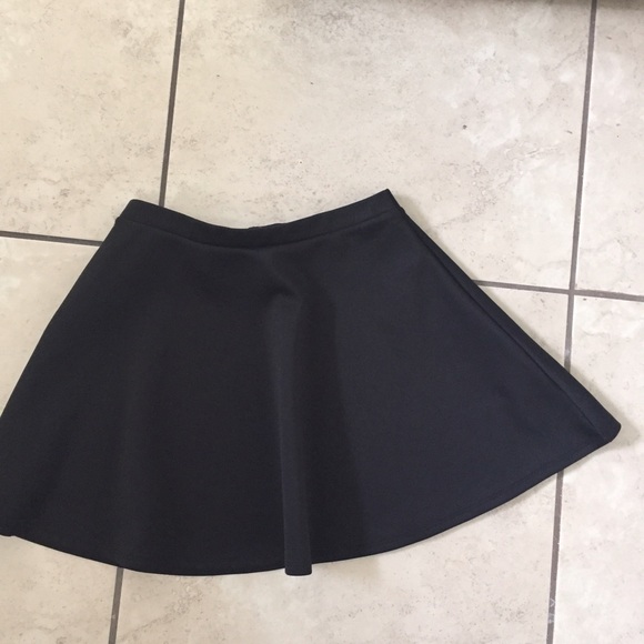 FOREVER 21 BLACK SKATER SKIRT