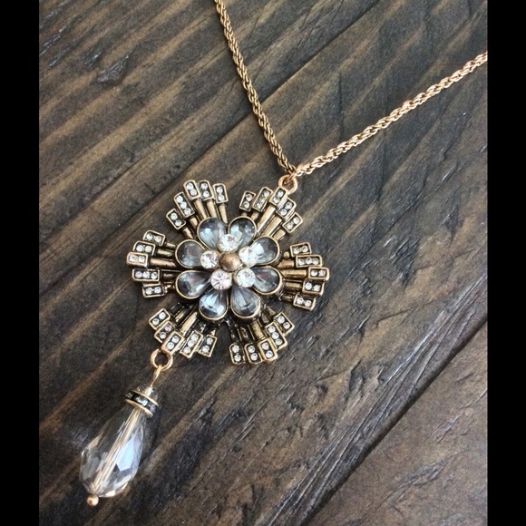 White Box Boutique Jewelry - SOLD 🆕🔹Gold Tone Flower Diamond Necklace🔹