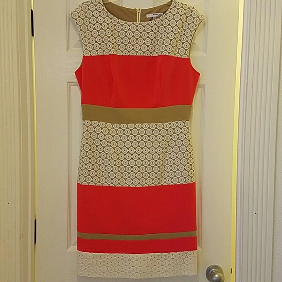 Tricolor dress with lace detail
