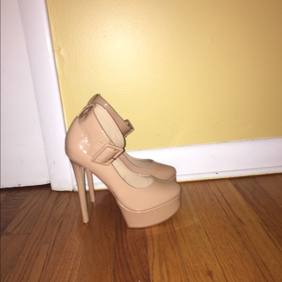 Faux patent leather pumps by Signature NWOT