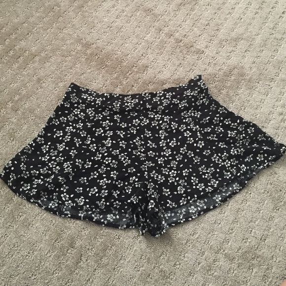 Flowy floral print shorts