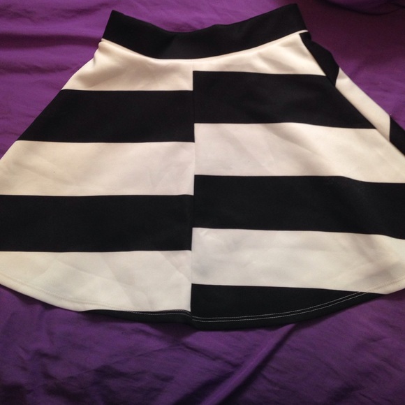 Wet seal skirt