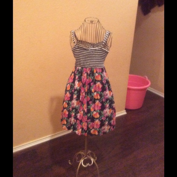 A pretty Xhilaration dress🌺 - Picture 2 of 3