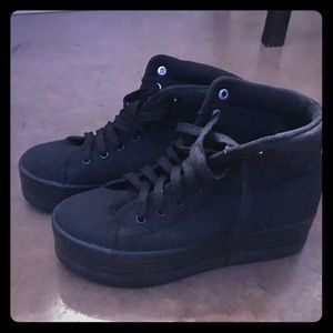 JC play platform sneaker