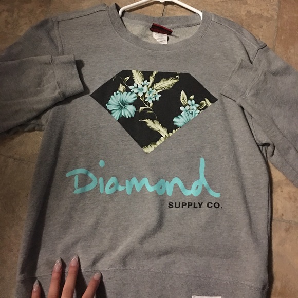 A sweat shirt - Picture 1 of 1