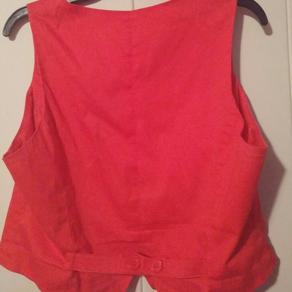 Cropped Vest - Picture 3 of 3