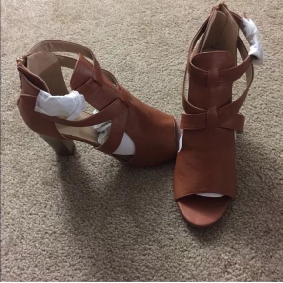 Yoki Shoes - LAST ONE High heels sandal. Brown color.New in box