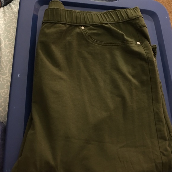 Plus Size Knit Capris