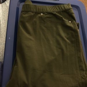 Plus Size Knit Capris