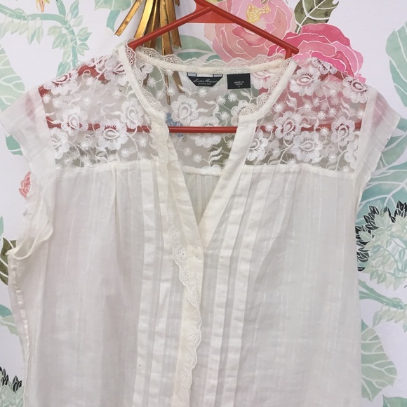 SOLD ❌❌❌White button down with lace
