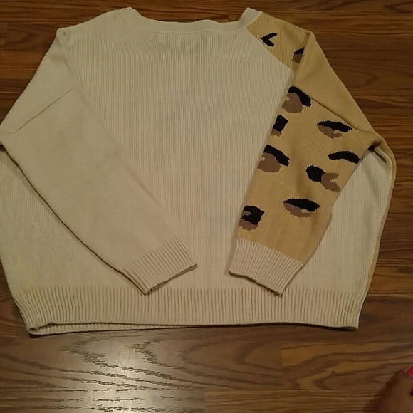 Final Sale ***Cute Bar lll Sweater*** EUC - Picture 4 of 4