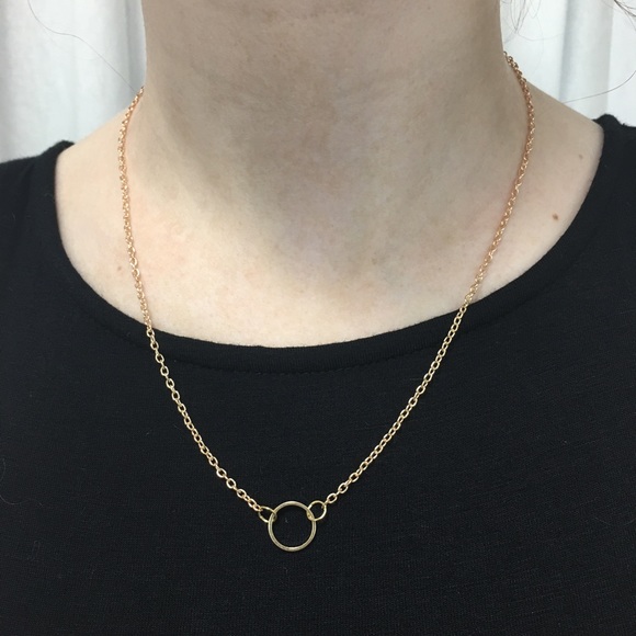 🆕 Gold Circle Necklace - Picture 3 of 4