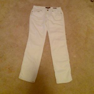 Cute white jeans. Not American eagle.