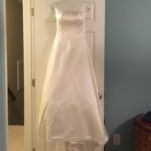 Elegant wedding gown, in good condition
