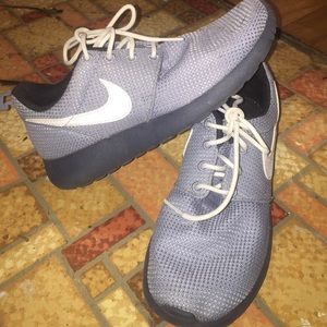 4.5 Y Grey & White Nike Roshe Runs