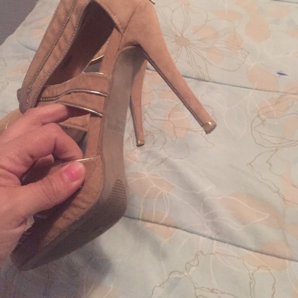 Beige heels - Picture 2 of 3