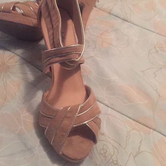 Beige heels - Picture 3 of 3