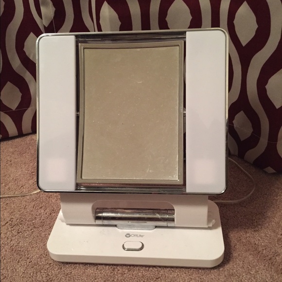 Lighted makeup mirror