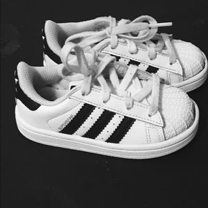 Toddler unisex adidas tennis shoes.