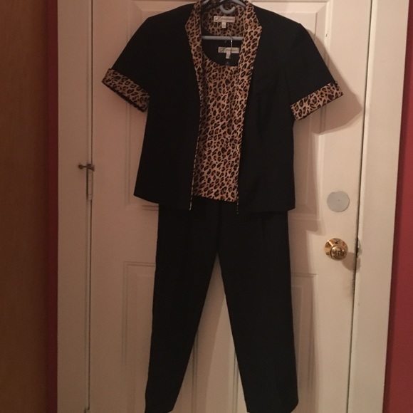 Dress Barn 3 Piece short sleeve pant suit