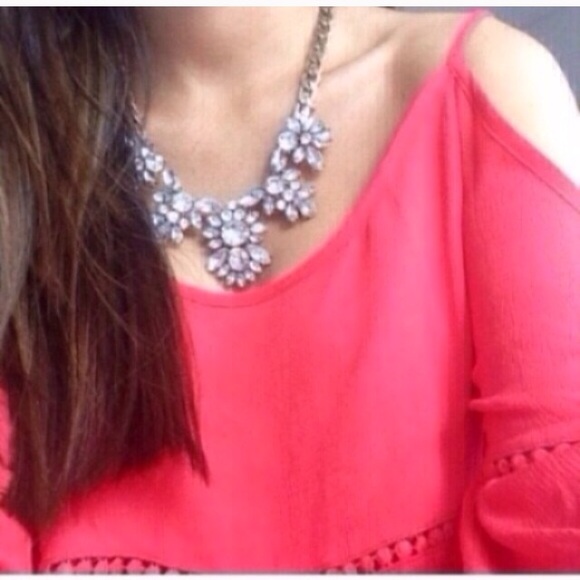 ❗bestsell❗️ Gold Toned Crystal Statement Necklace - Picture 2 of 4