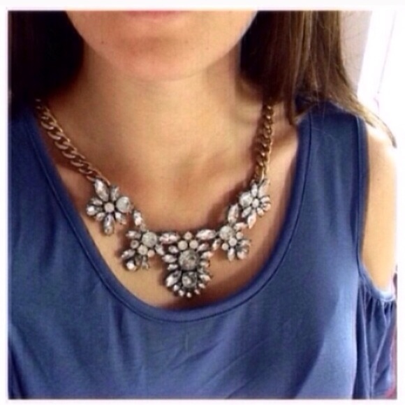 ❗bestsell❗️ Gold Toned Crystal Statement Necklace - Picture 3 of 4