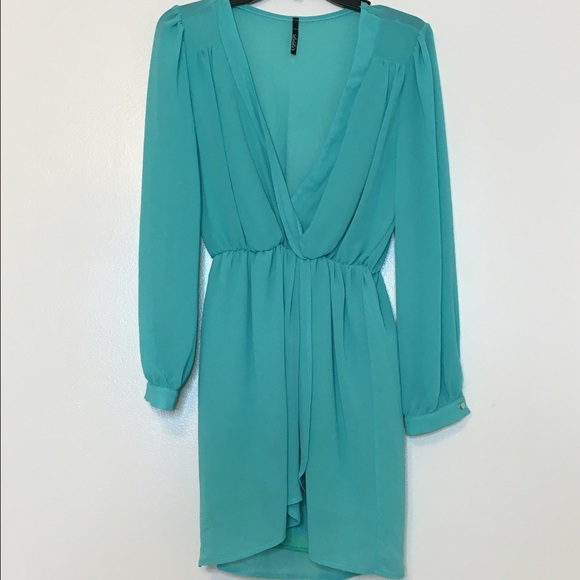 Lulu's low cut V-long sleeve sexy dress💕