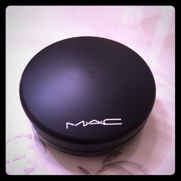Mac Foundation (Medium-Dark Powder)