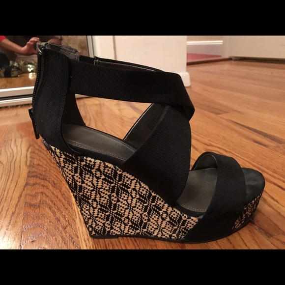 Audrey Brooke Black and Tan Wedges